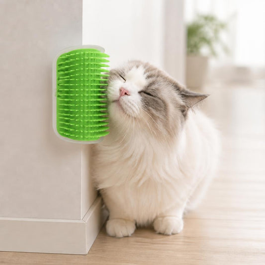 Gato frotando la mejilla contra el cepillo masajeador verde montado en la esquina de una pared